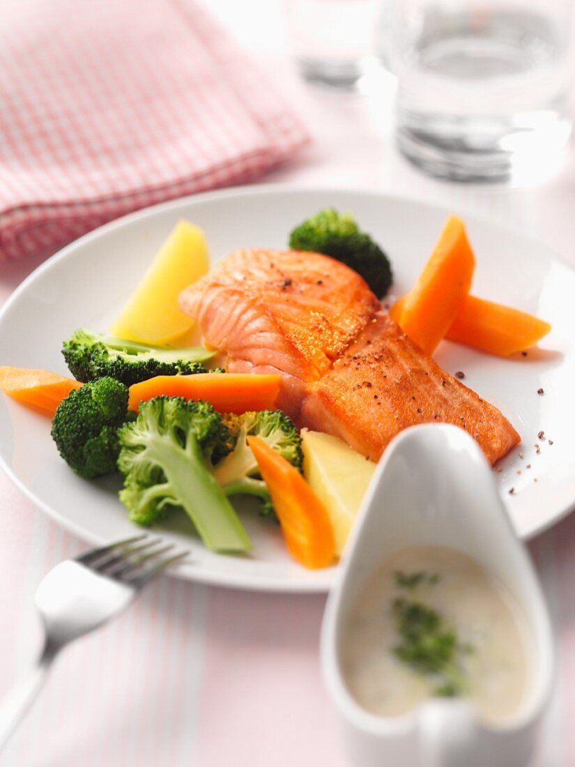 Salmon fillets with broccoli, carrots and potatoes