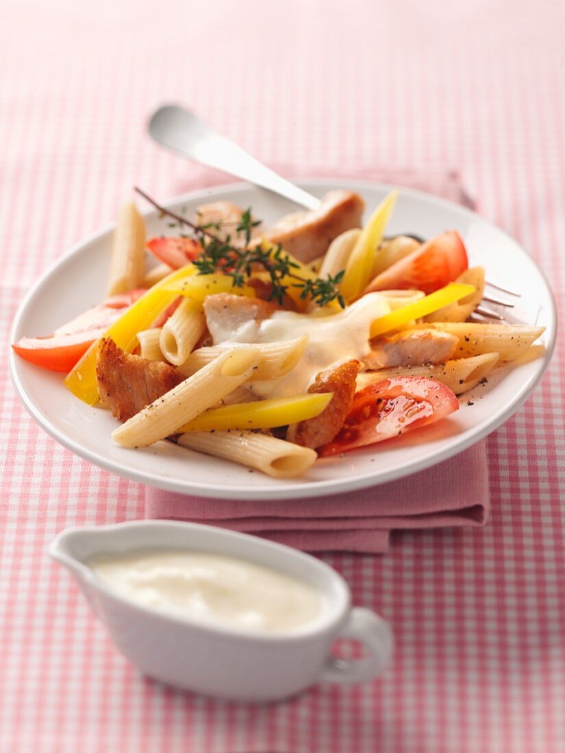 Nudelsalat mit Paprika, Tomaten und Hähnchen