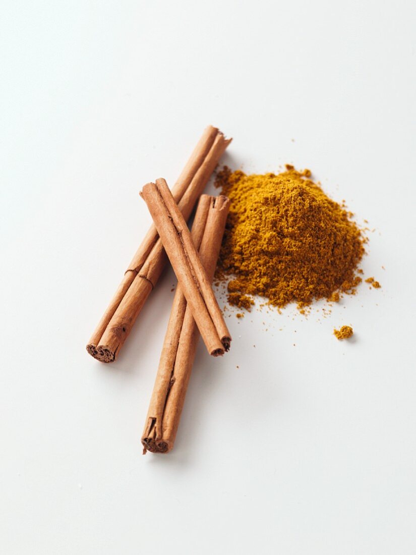 Cinnamon sticks and curry powder
