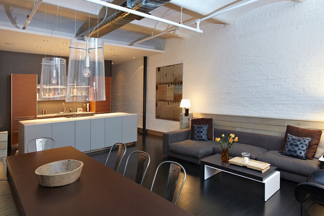 Moderner Wohn- und Essbereich im Loftstil mit offener Küche