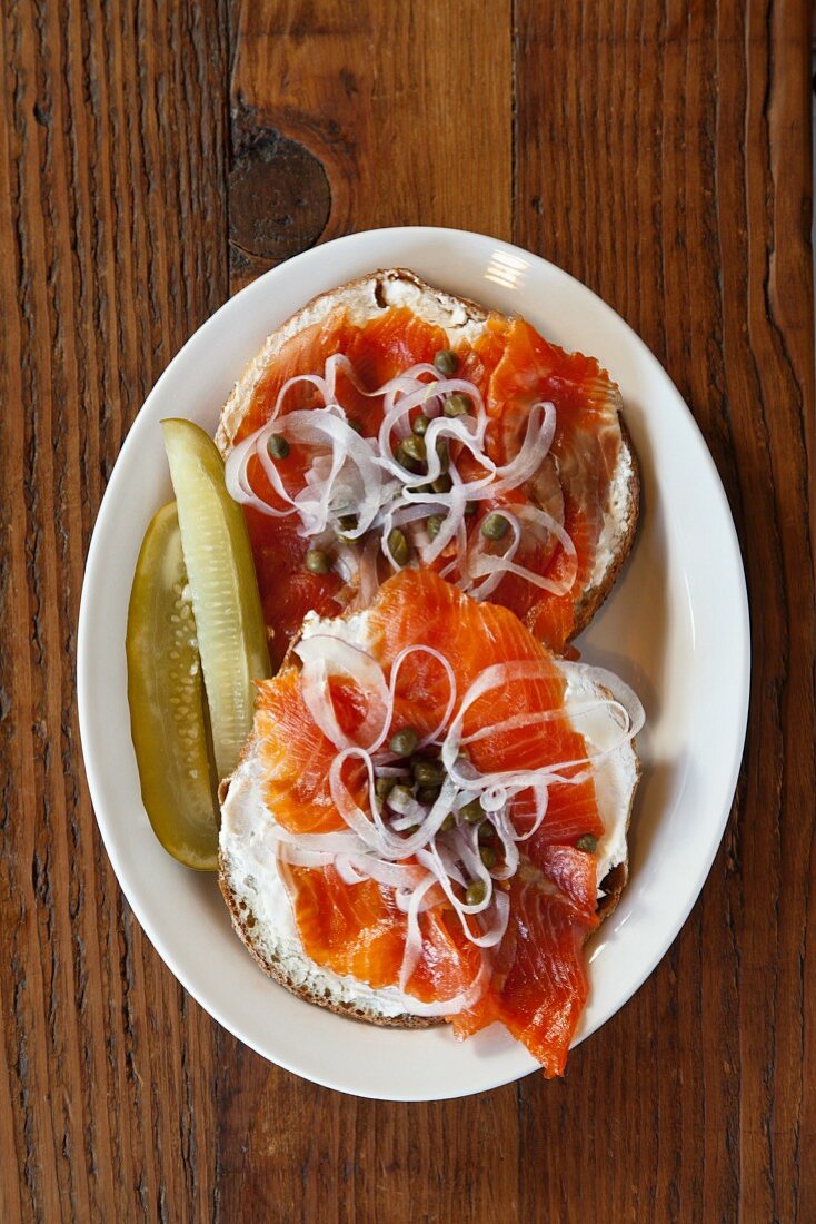 Bagel mit Lachs, Kapern und Zwiebeln (USA)