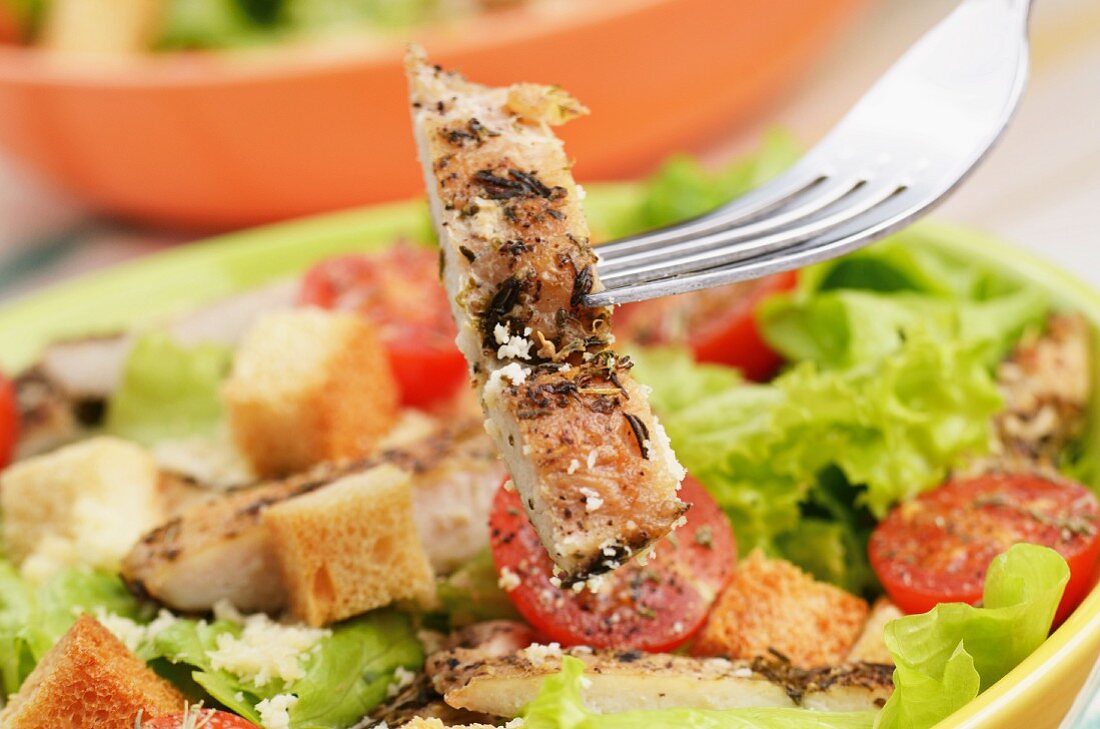 Mixed leaf salad with chicken, tomatoes and croutons (close-up)
