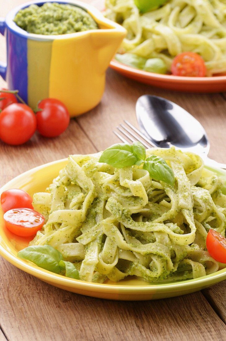 Bandnudeln mit Pesto, frischem Basilikum und Tomaten