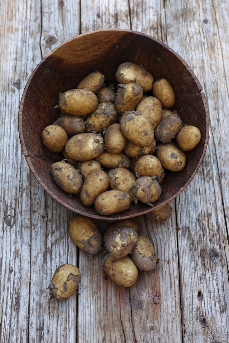 Potatoes in a wooden bowl (seen from above)