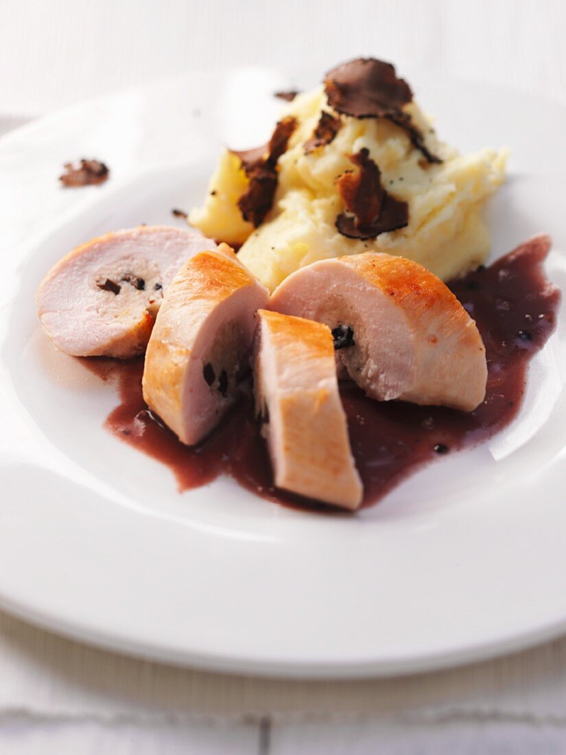 Truffled spring chicken breast with mashed potatoes and truffle slices