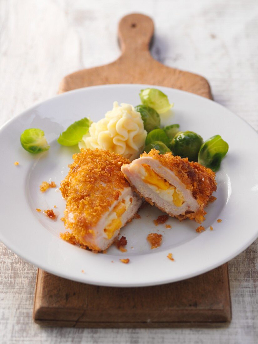 Frittiertes Hähnchefilet mit Mangofüllung, Kartoffelschnee und Rosenkohl