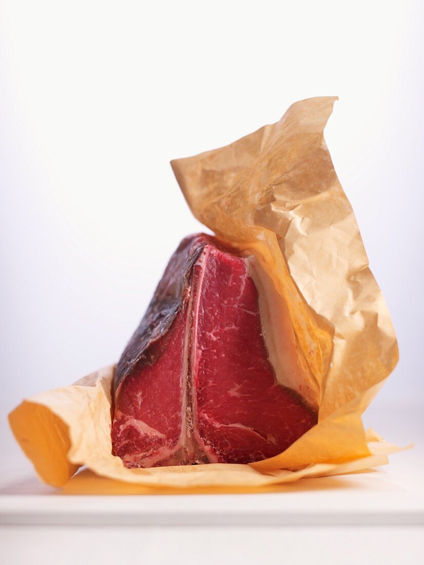 T-Bone-Steak auf Einwickelpapier