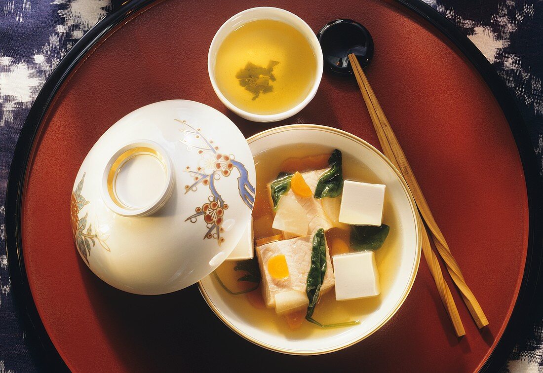 Lachs-Tofu-Suppe mit Blattspinat in Schale mit Deckel