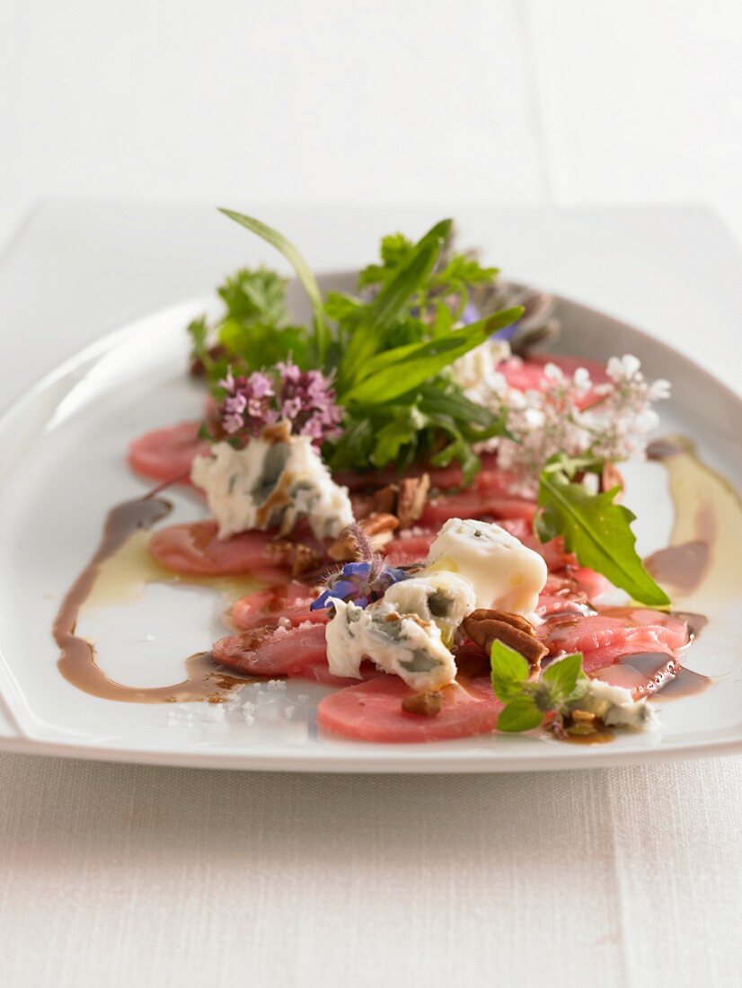 Kalbscarpaccio mit Gorgonzola und Kräutersalat