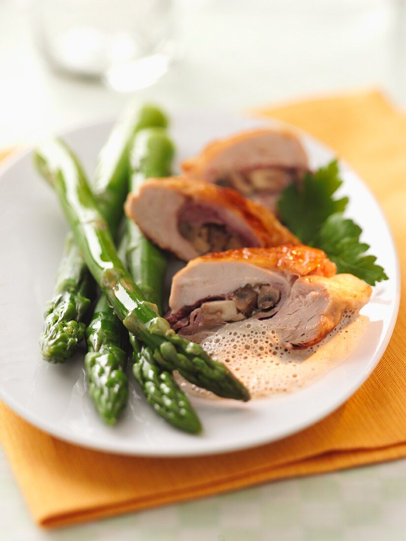 Stuffed guinea fowl breast with green asparagus