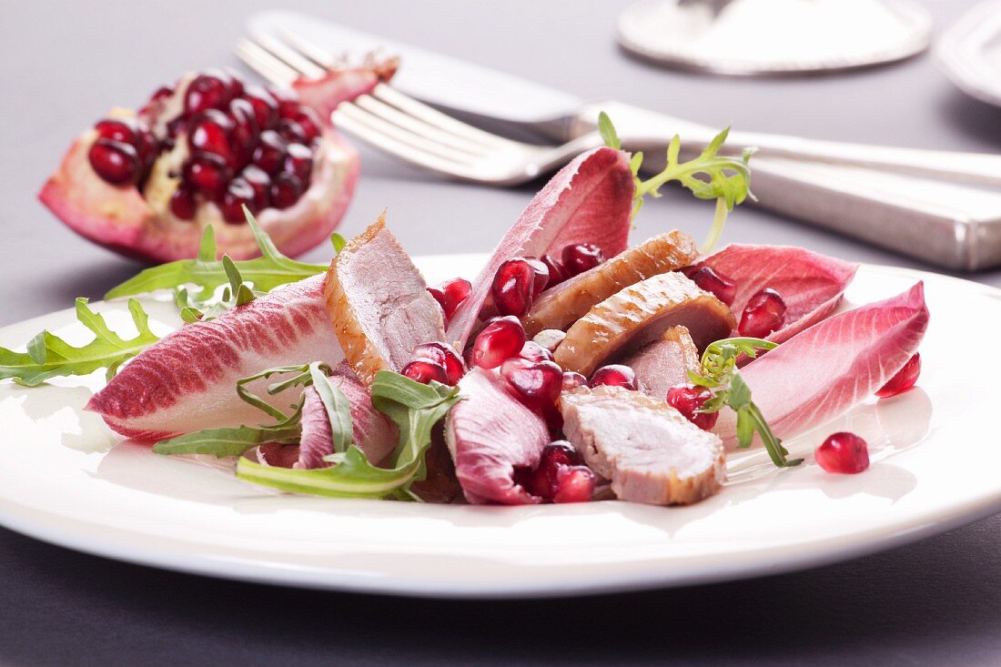 Gänsebrust mit Granatapfelkernen auf Radicchiosalat