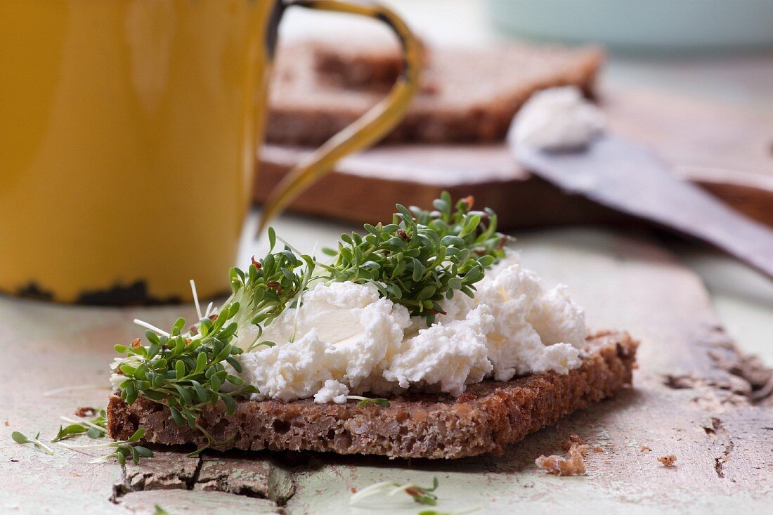 Wholemeal bread with quark and cress