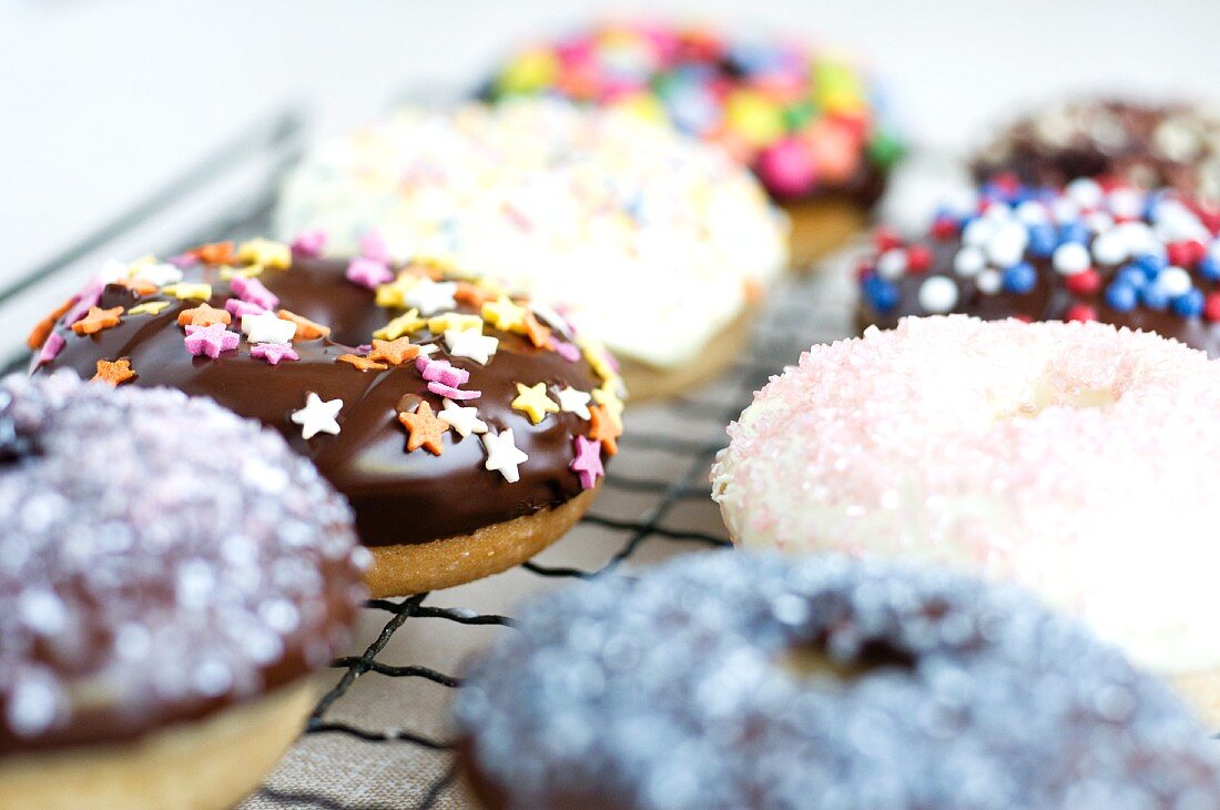 Gebackene Doughnuts mit dunkler und weisser Schokoglasur