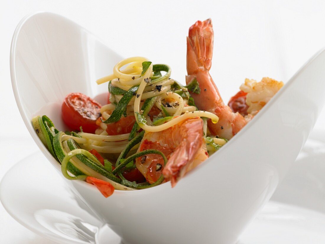 Spaghetti with mint, prawns, tomatoes and courgette