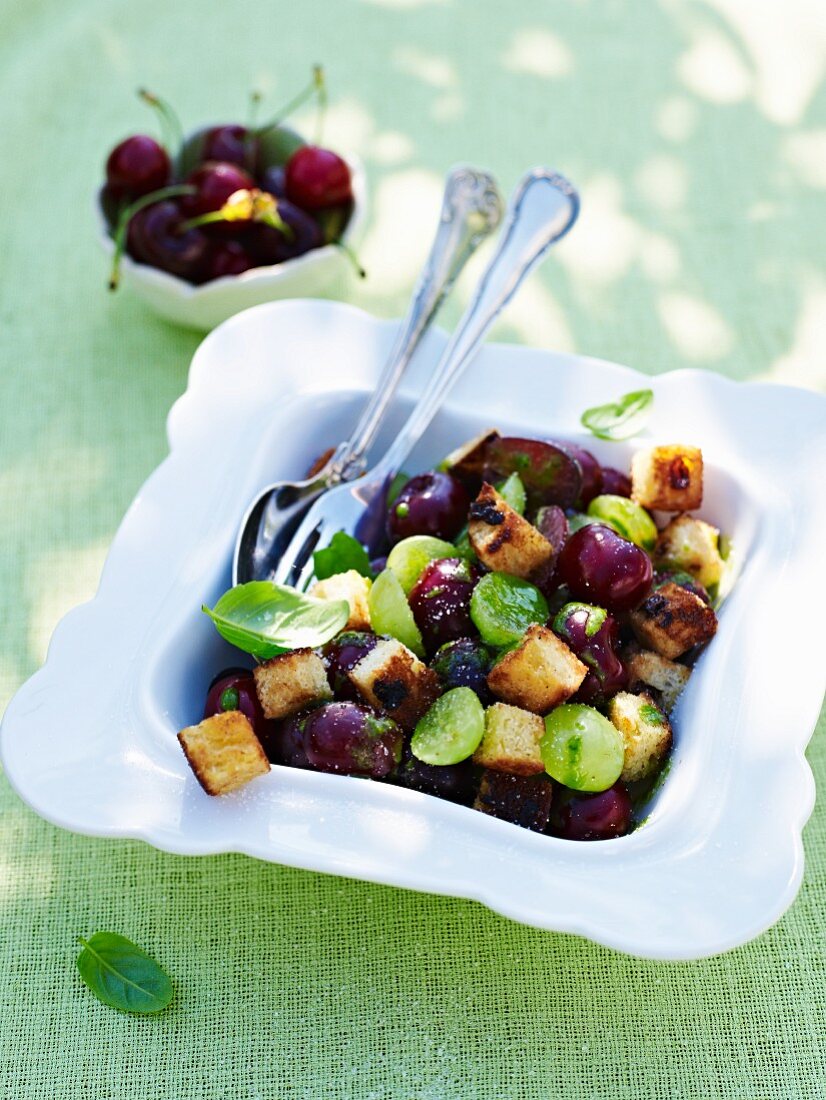 Panzanella mit Trauben und Kirschen