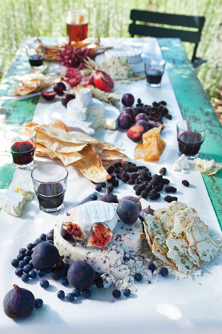 Gedeckter Tisch mit Käse und Wein zur Erntezeit