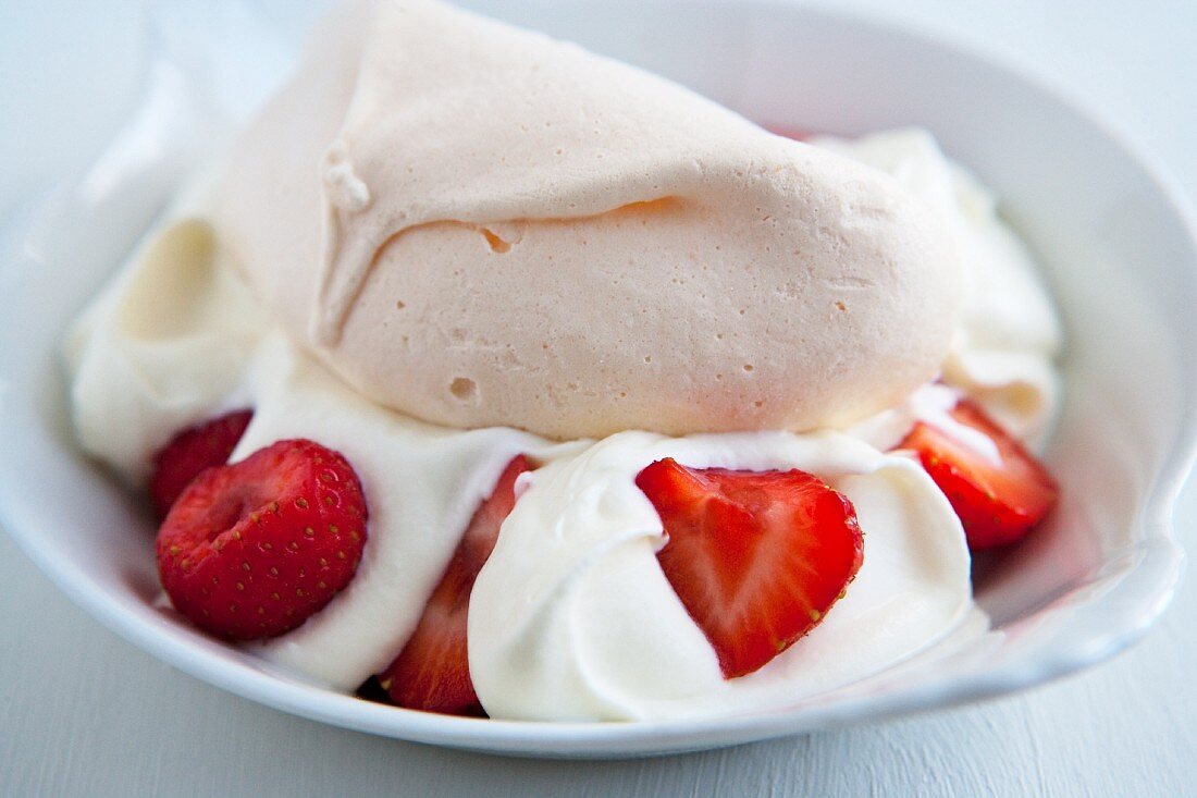 Joghurtdessert mit frischen Erdbeeren & Meringue