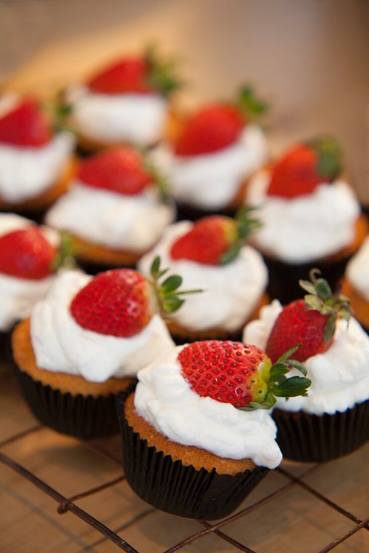 Muffins with cream and strawberries