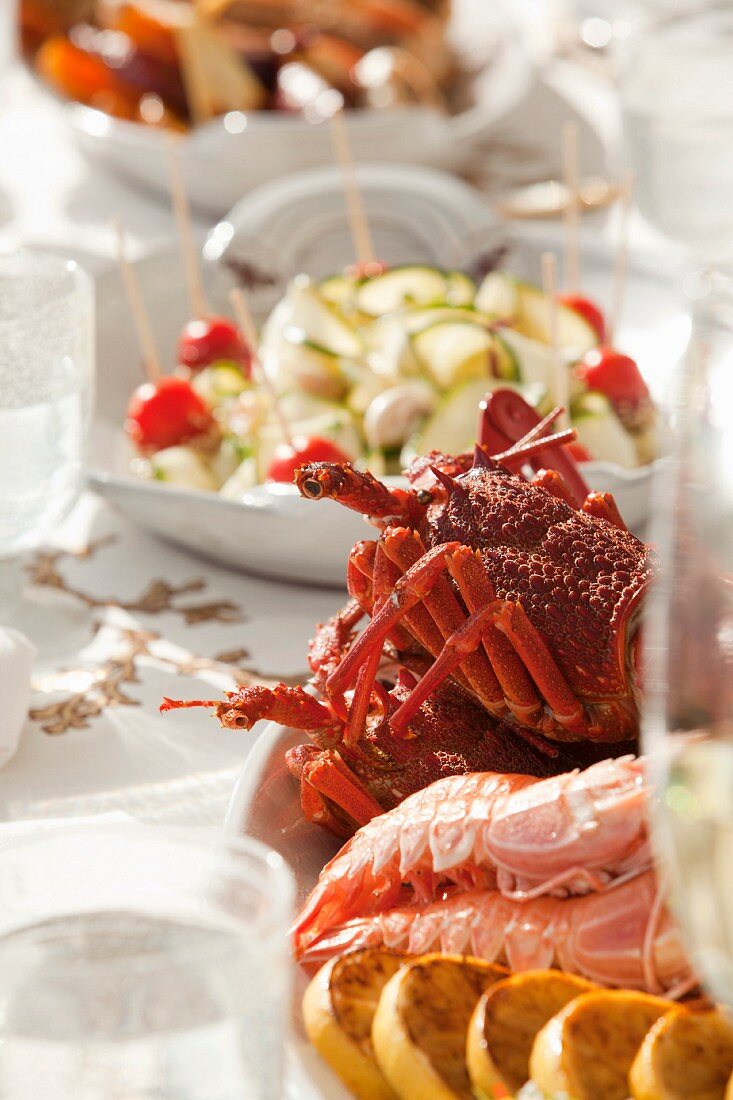Gedeckter Tisch mit Meeresfrüchteplatte & Gemüse (Ausschnitt)