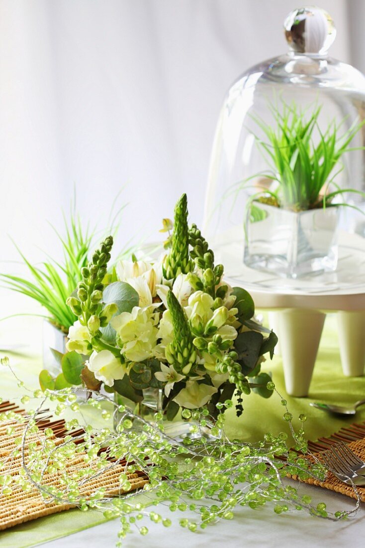 Blumenbouquet mit Freesien und Lupinen als Tischdeko