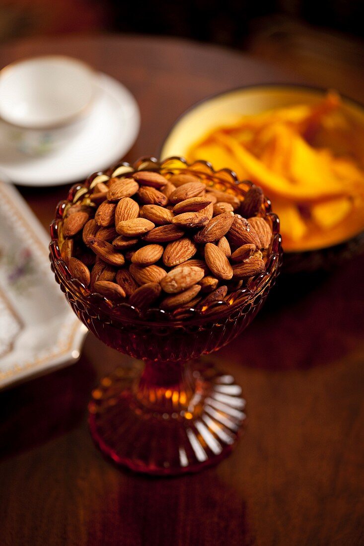Lemon-flavoured almonds in a glass dish