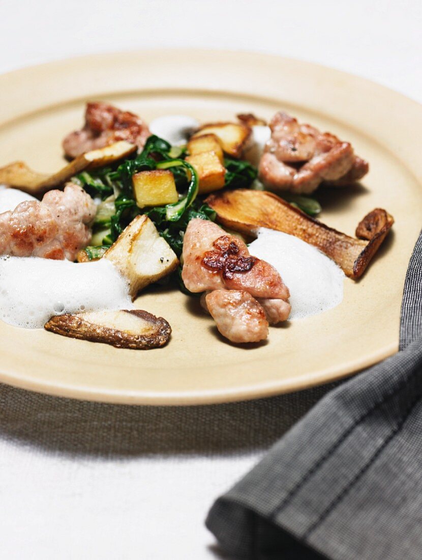 Veal sweetbread with mushrooms, spinach and potatoes