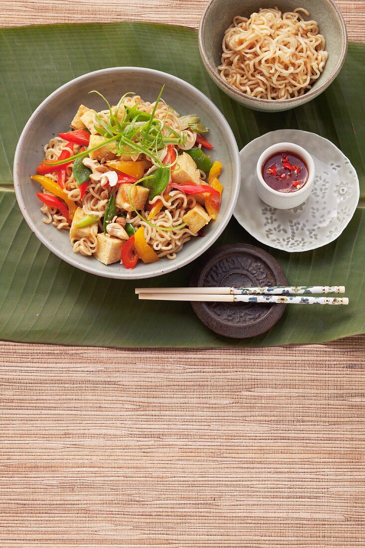 Gebratene Nudeln mit Gemüse und Tofu, Chilisauce (Asien)