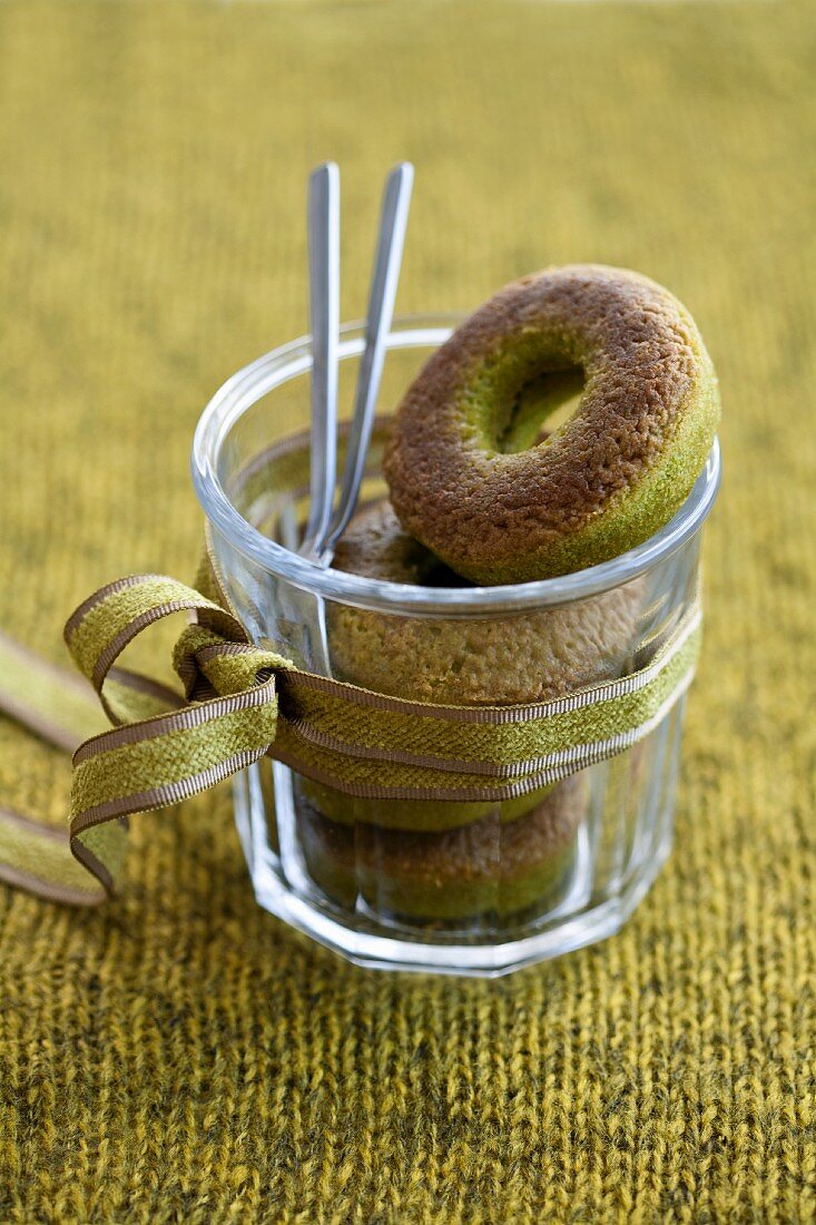 Doughnuts mit grünem Tee in einem Glas