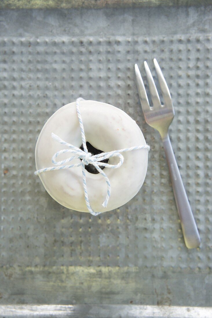 Ein Doughnut mit Zuckerglasur