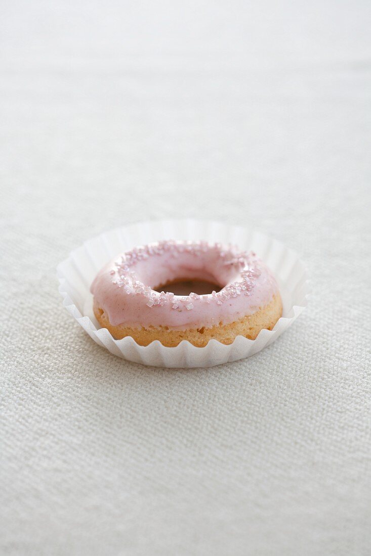 Ein Doughnut mit rosa Zuckerglasur