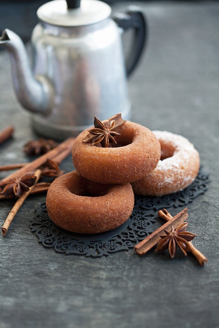 Doughnuts mit Zimt und Sternanis