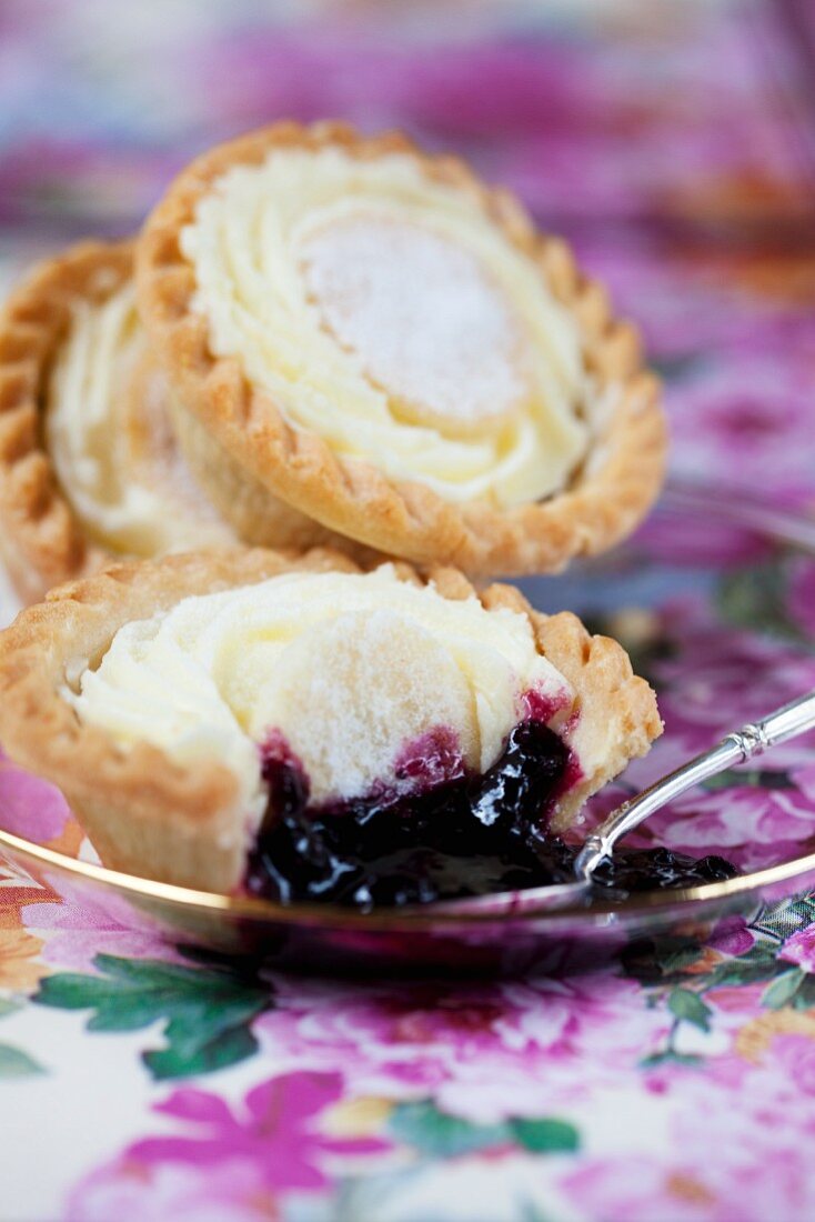 Mürbeteigtörtchen mit Vanillecreme & Heidelbeermarmelade