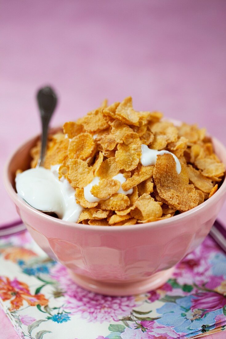 A bowl of cornflakes with yogurt