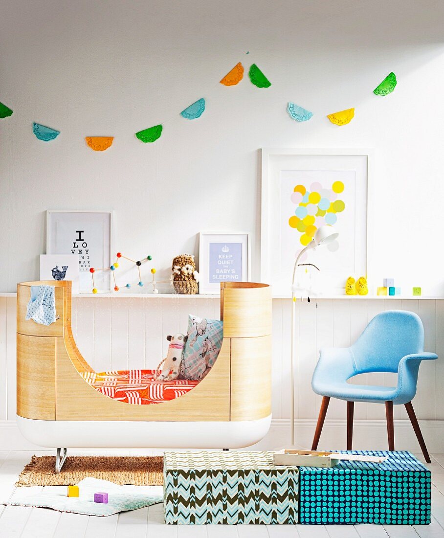 Kinderzimmer mit funktionellem Bett, Designerstuhl und selbstgebastelte Wimpelkette aus Tortendeckchen