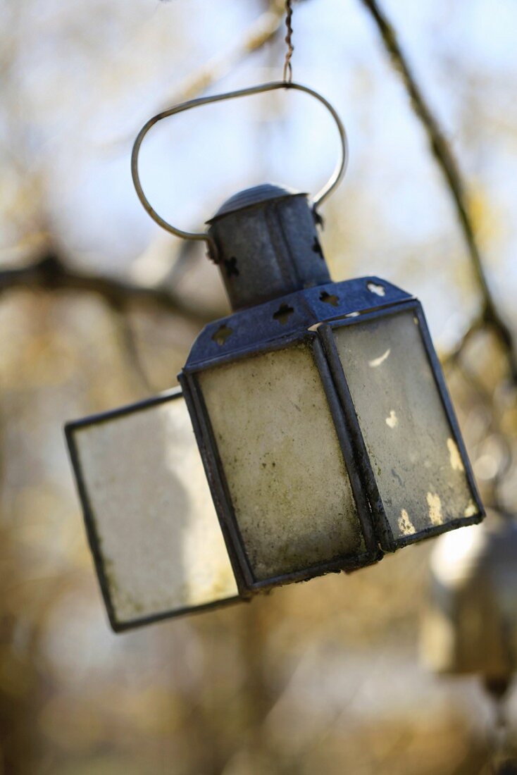 Alte Laterne im Garten