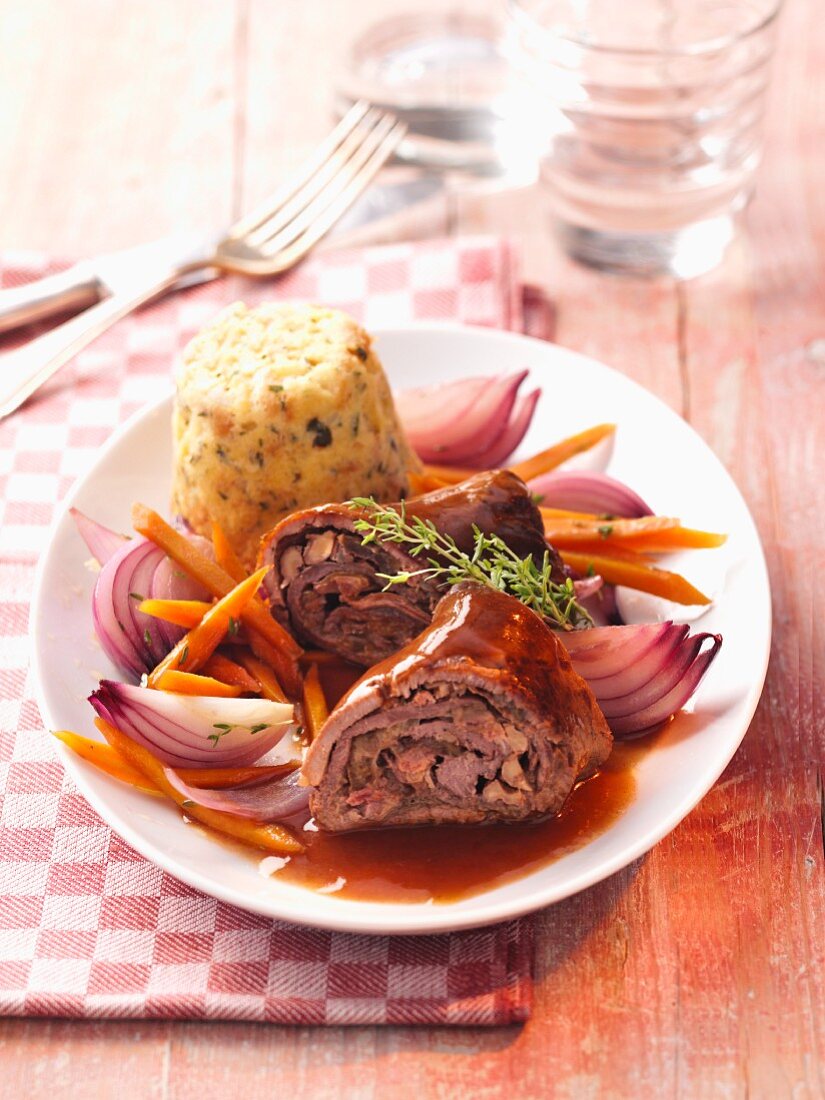 Rinderroulade mit Zwiebeln und Möhren