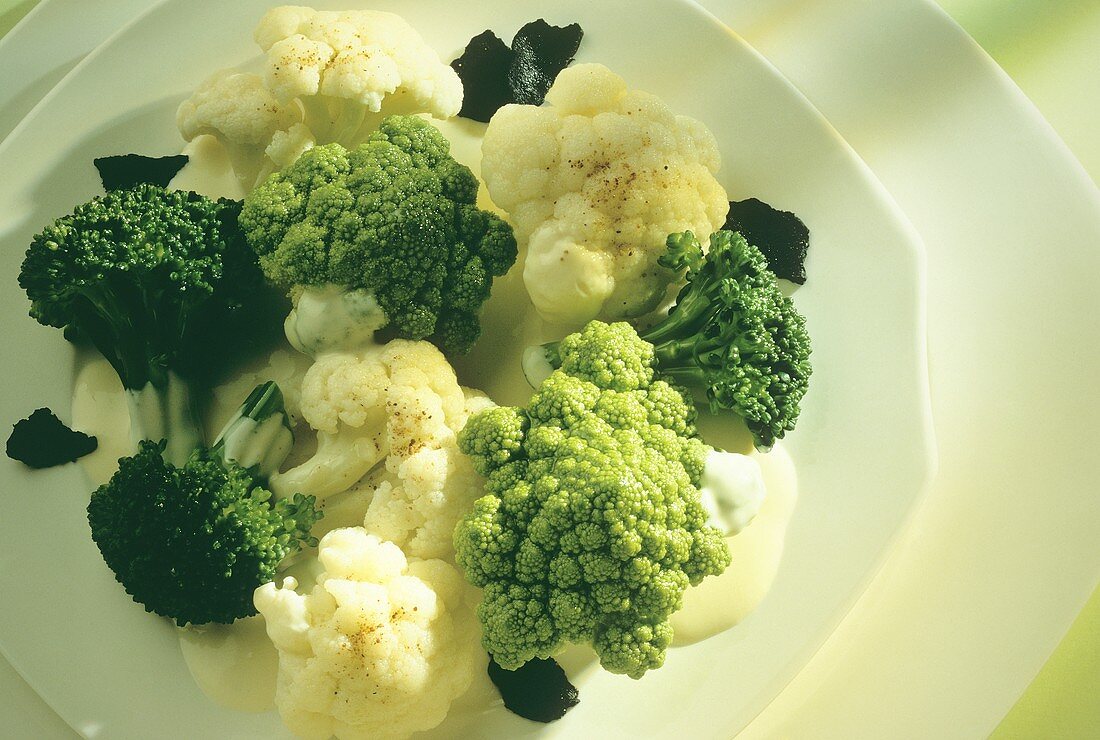 Broccoligemüse in Buttersauce mit Trüffelscheiben auf Teller