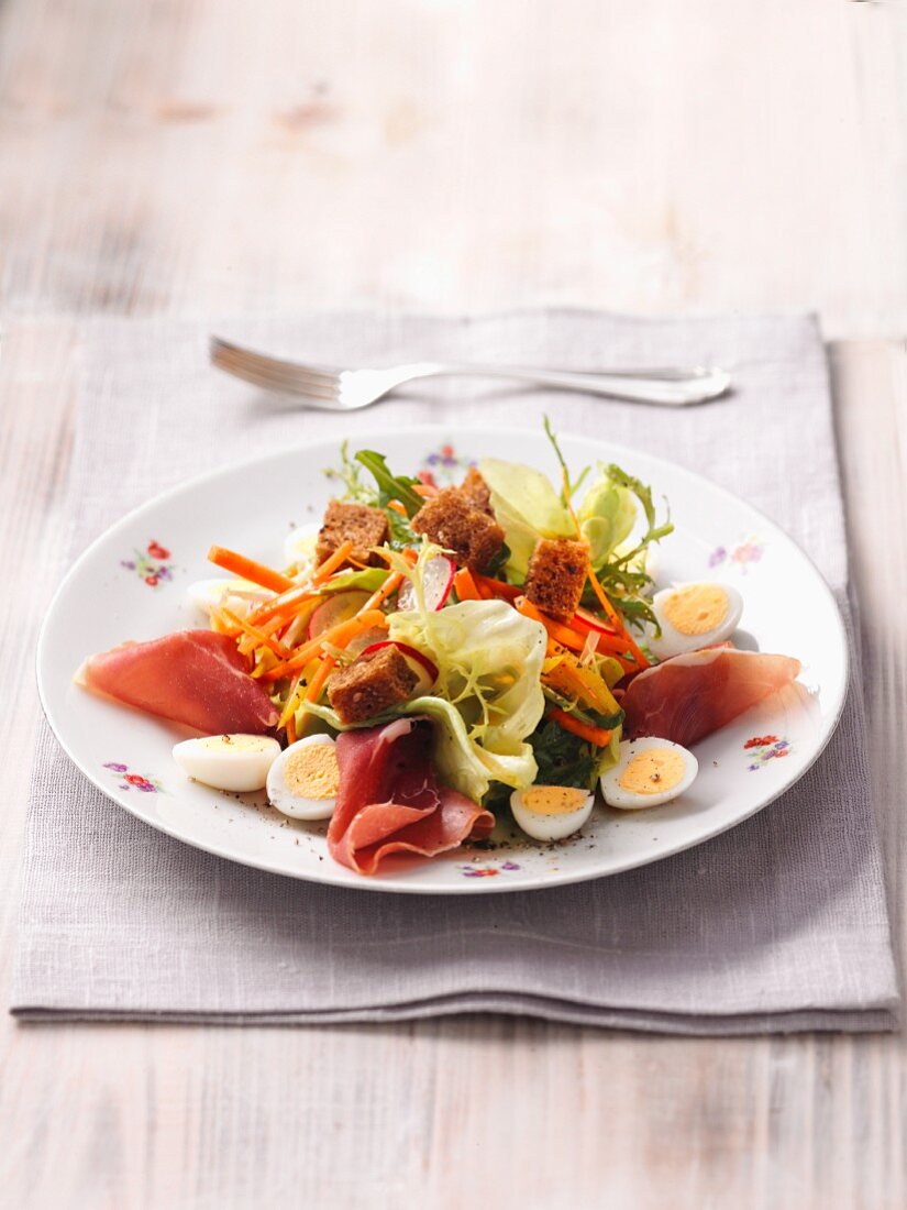 Bunter Salat mit Rohschinken, Eier und Vollkorncroutons