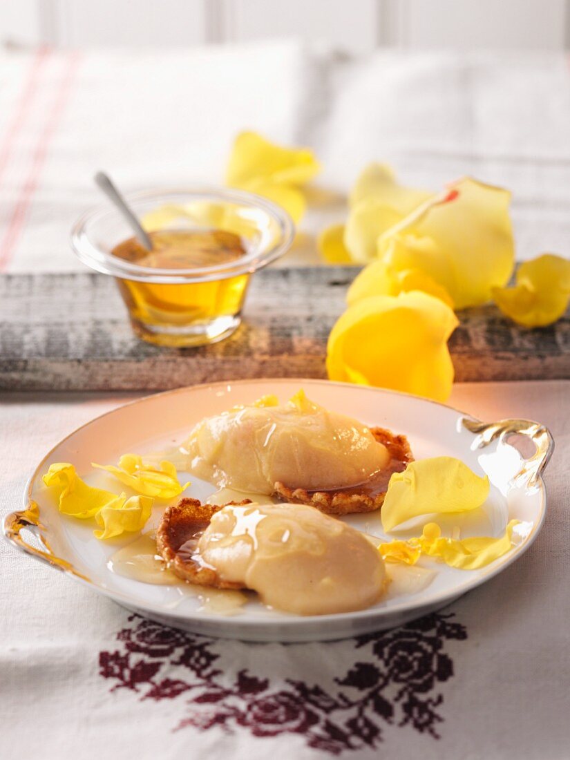 Rosensorbet mit Honig und gelben Rosenblättern