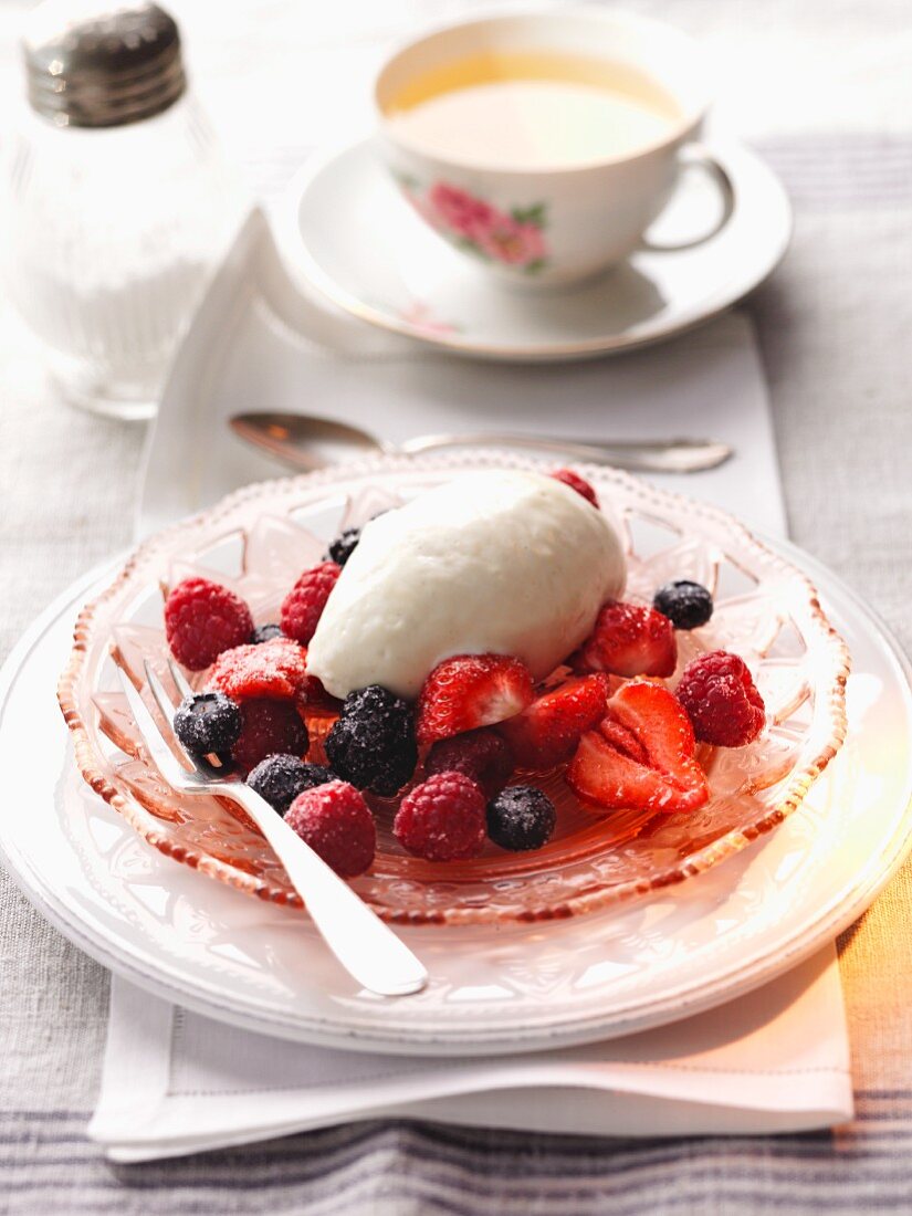 weiße Mousse auf Beerensalat