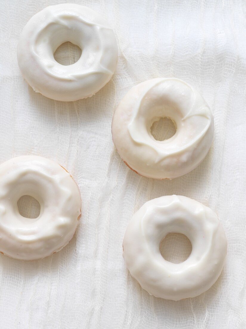 Gebackene Doughnuts mit weisser Schokoglasur