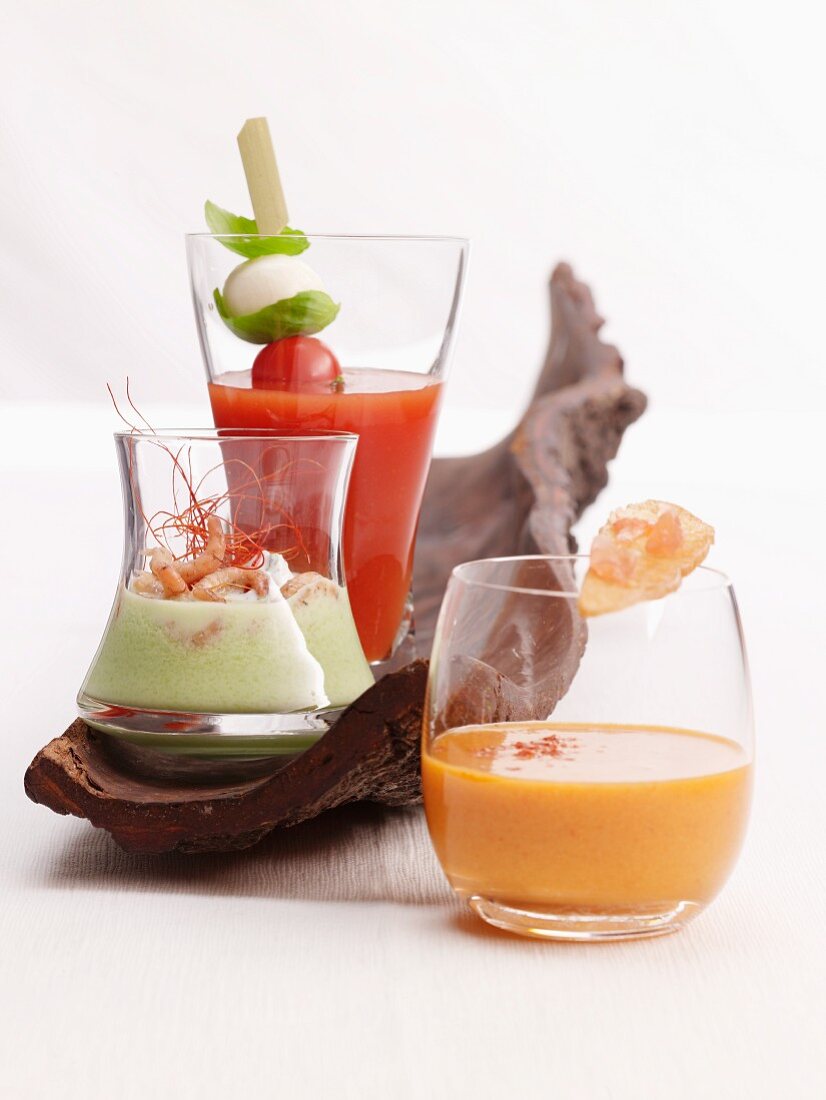 Drei Gemüseshooter (Gurke, Tomate, Gazpacho)