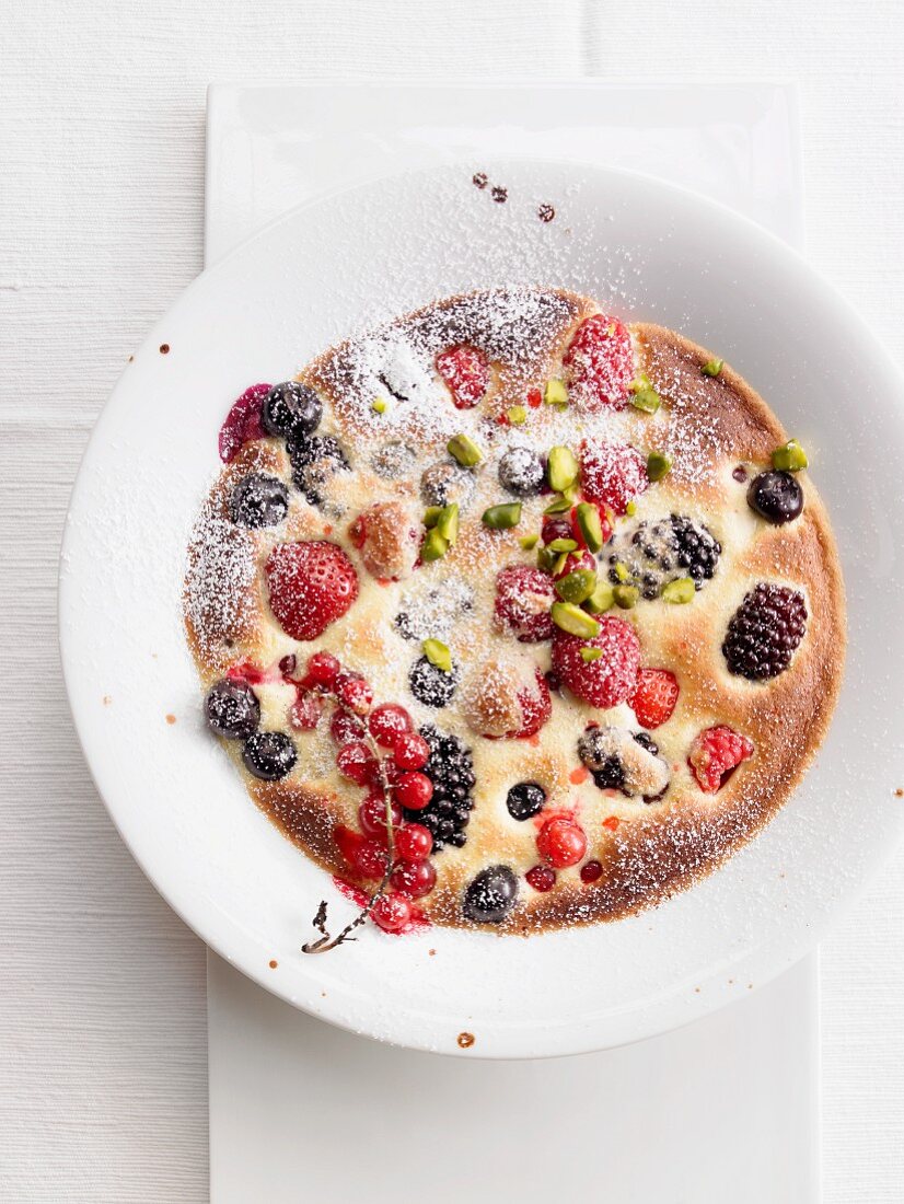 Berry gratin with pistachios