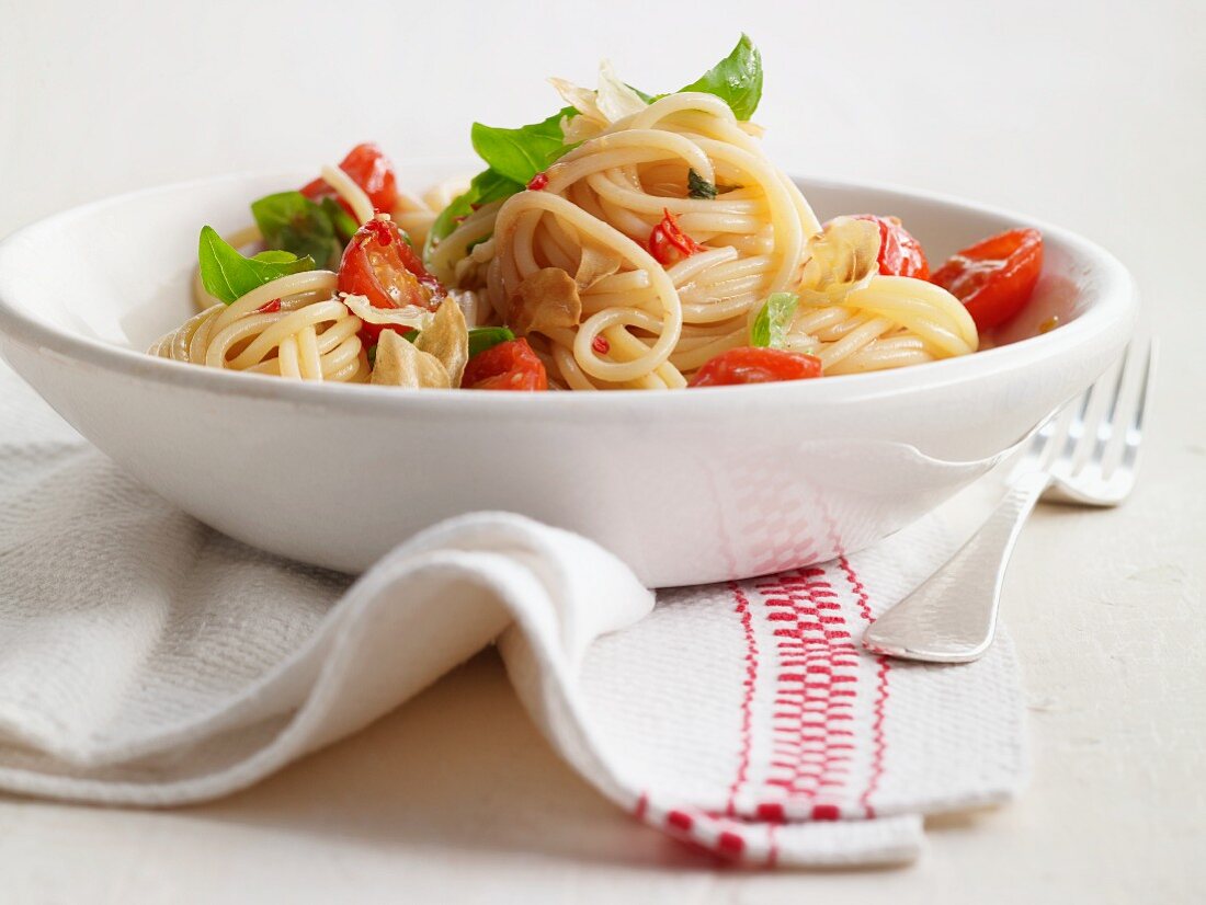 Spaghetti mit Chilischoten, Tomaten und Knoblauch