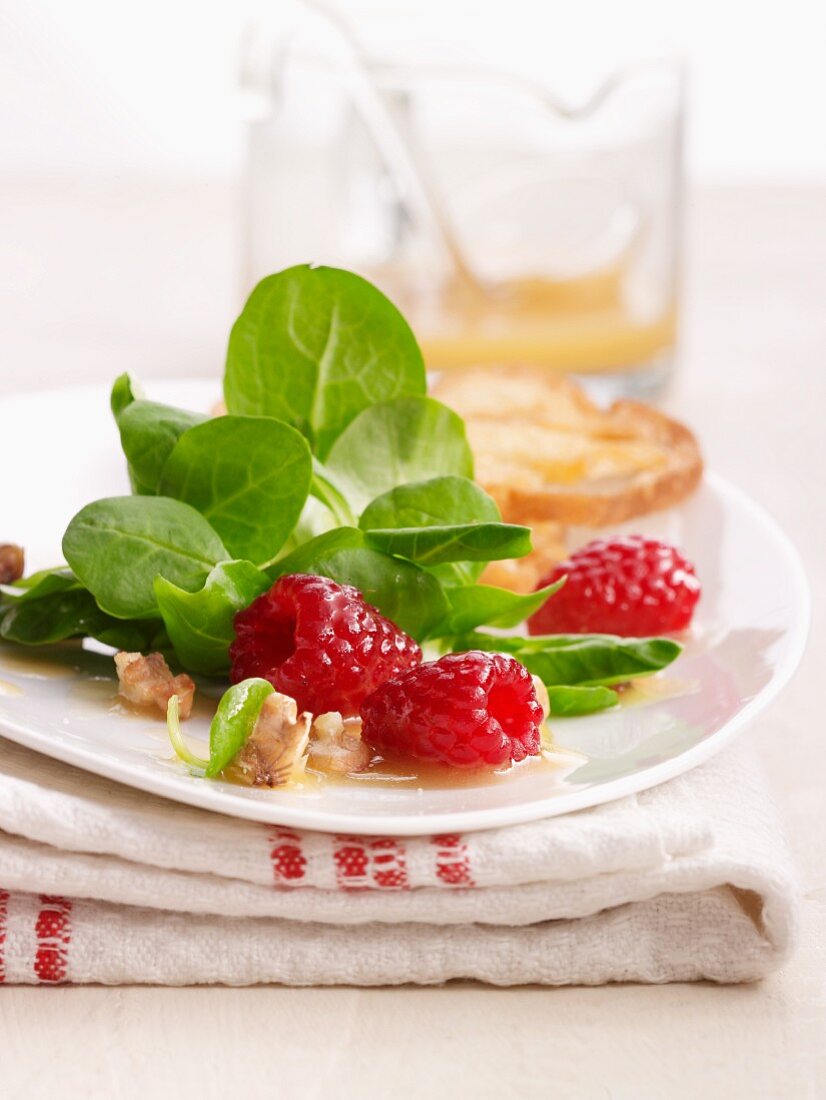 Lamb's lettuce with a raspberry vinaigrette and walnuts