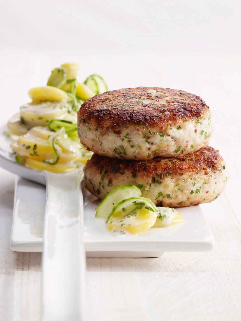 Fischfrikadellen mit Kartoffel-Gurken-Salat