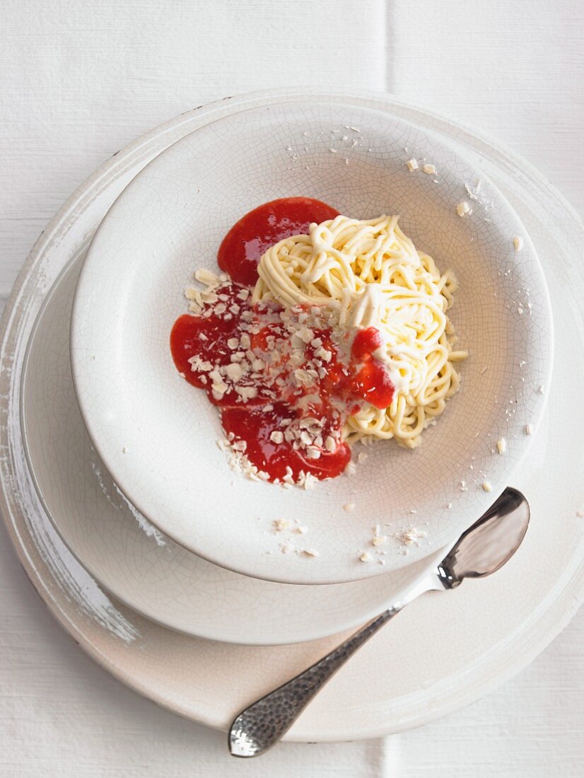 Spaghettieis mit Fruchtsauce und Nüssen