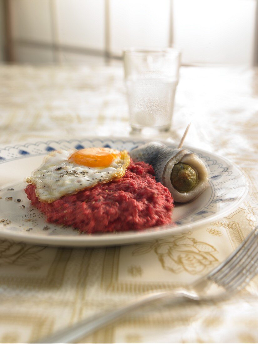 Labskaus mit Rollmops und Spiegelei zum Katerfrühstück