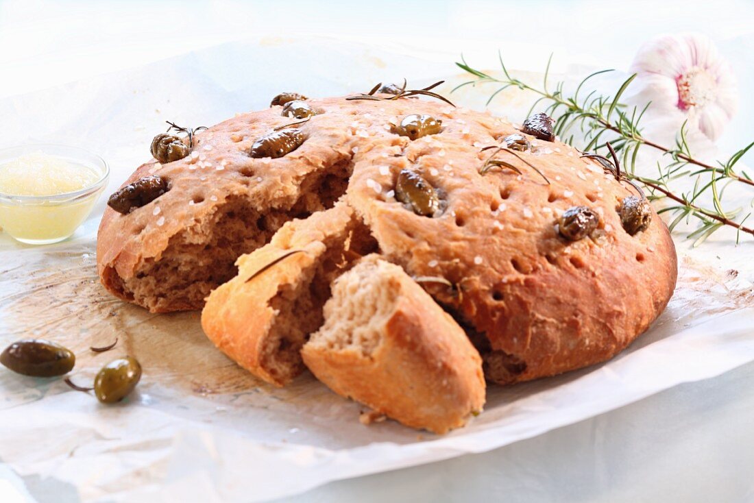 Focaccia mit Oliven und Rosmarin