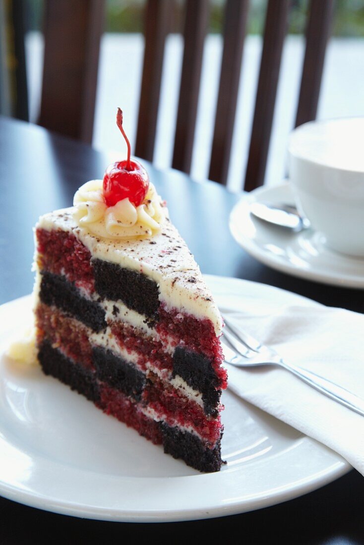 Ein Stück Red Velvet Cake mit Schachbrettmuster